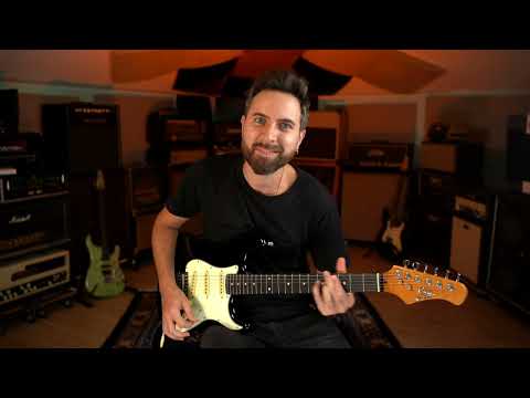 EKO ST300 BLU elektrische gitaar blauw, 3 single-coils, 22 frets, aged slagplaat, vibrato